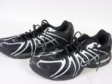 une paire de chaussures de course noires et blanches posées sur une surface blanche