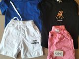 trois shorts et un t-shirt posés sur une boîte en carton