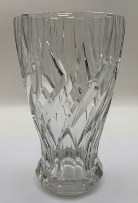 un gros plan d'un vase en verre posé sur une table