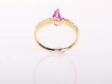 un gros plan sur une bague sertie d'un saphir rose et de diamants