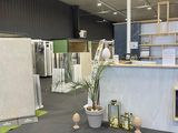 une photo d'un magasin rempli de meubles
