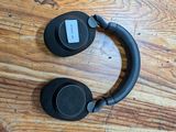 un casque posé sur une table en bois