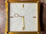 une horloge posée sur une table en marbre
