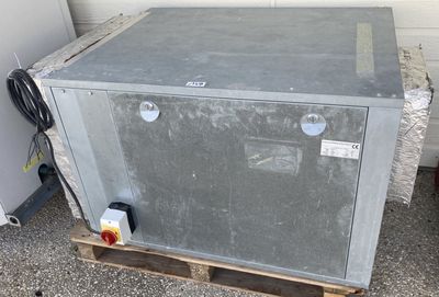une caisse métallique posée sur une palette