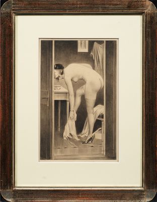 une vieille photo en noir et blanc représentant une femme nue dans une salle de bains