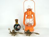 une lanterne orange posée à côté d'un vase sur une table
