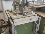 une machine placée au milieu d'une pièce