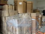 Les cartons et les palettes sont empilés sur des palettes dans un entrepôt