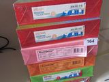 une pile de trois boîtes empilées les unes sur les autres