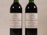 deux bouteilles de vin rouge posées l'une à côté de l'autre sur une table