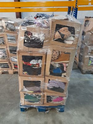 Lot DE Solderie Dont Vetements + Chaussettes + Vetements Hiv…