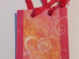 un sac rouge orné d'un cœur, accroché au mur