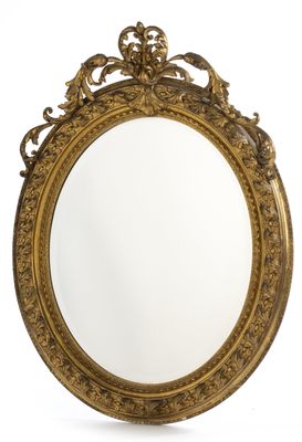 un miroir orné d'un cadre doré sur fond blanc