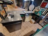une image d'une cuisine avec beaucoup d'espace de travail