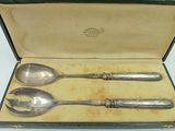 deux cuillères et une cuillère-cuillère dans une boîte
