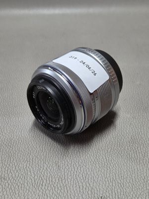 un gros plan sur l'objectif d'un appareil photo posé sur une table