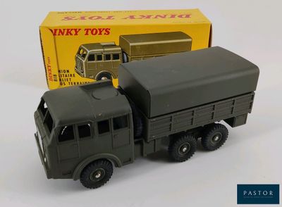 un camion miniature posé devant une boîte