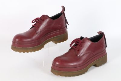 RED VALENTINO - Paire de derbies en cuir bordeaux, la semell…