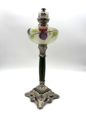 une image représentant une lampe en verre surmontée d'une couronne