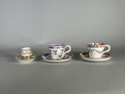 trois tasses et soucoupes sont posées côte à côte sur une table