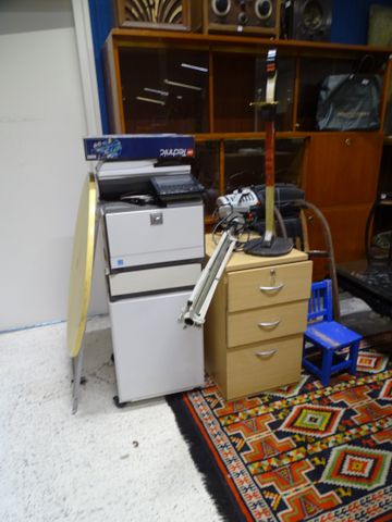 Lot comprenant : photocopieur, caisson de bureau, table de jardin...