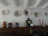 de nombreuses assiettes et vases sur la cheminée de cette pièce