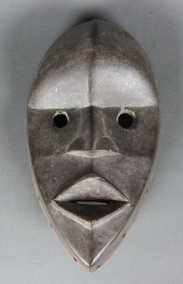 une image représentant un masque métallique accroché au mur