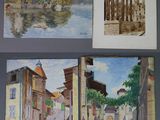 quatre aquarelles représentant une rue et des bâtiments, accrochées à un mur