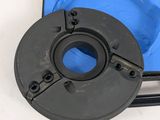 une boîte bleue contenant un objet noir