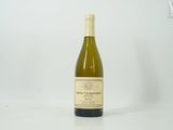 une bouteille de vin posée sur une table
