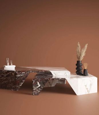 une table en marbre sur laquelle sont posés deux vases