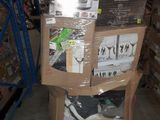 une pile de boîtes empilées les unes sur les autres