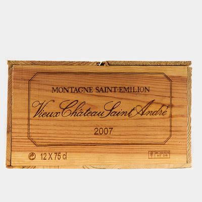 une boîte en bois sur laquelle est collée une étiquette portant l'inscription « Montagne Saint-Emilioin »