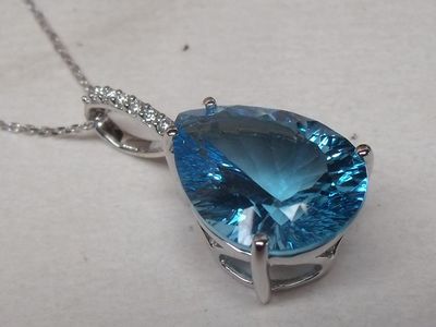 Pendentif « goutte » en or blanc 18K, serti d’une topaze de …