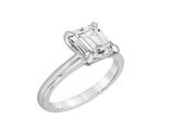 une bague en or blanc sertie d'un diamant taille émeraude