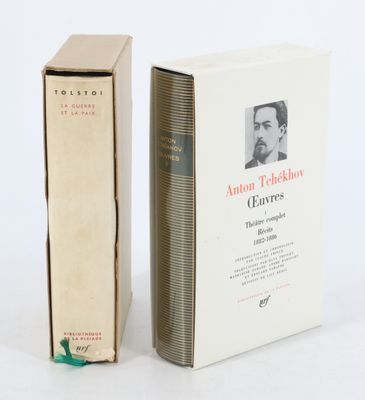 deux livres posés l'un à côté de l'autre sur une surface blanche