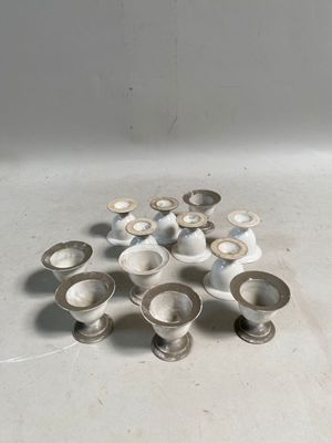 beaucoup de tasses qui traînent par terre