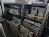 une étagère sur laquelle sont posés tout un tas d'appareils électroniques