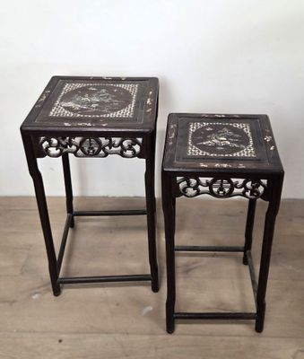 paire de tables d'appoint chinoises anciennes ornées de marqueterie de nacre