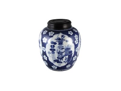 un vase bleu et blanc posé sur une surface blanche