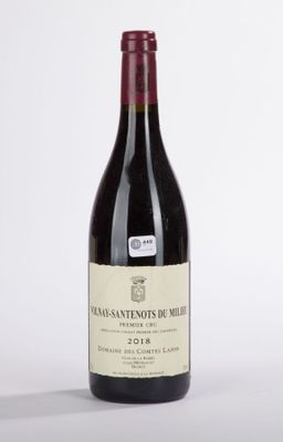 une bouteille de vin posée sur une table