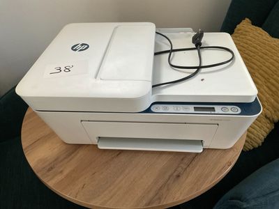 une imprimante posée sur une table en bois