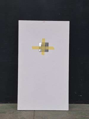 une feuille de papier blanche sur laquelle est dessinée une croix jaune
