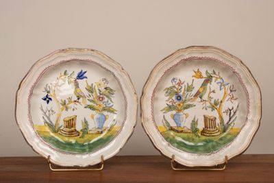 Italie XIX° Deux assiettes en faïence chantournée dont le ba…