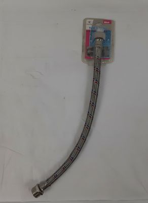 un tuyau métallique fixé à un mur blanc