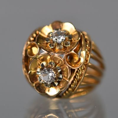 une bague en or surmontée d'un diamant