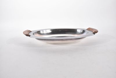 assiette en argent plaqué avec des poignées en bois sur fond blanc