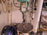 une machine posée sur une table dans une pièce