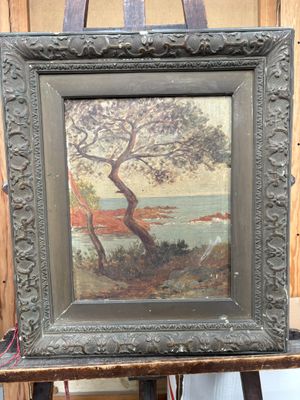 tableau représentant un arbre sur un chevalet, avec un lac en arrière-plan