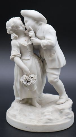 « Le baiser ». Sujet en biscuit 20ème. Vraisemblablement quelques...